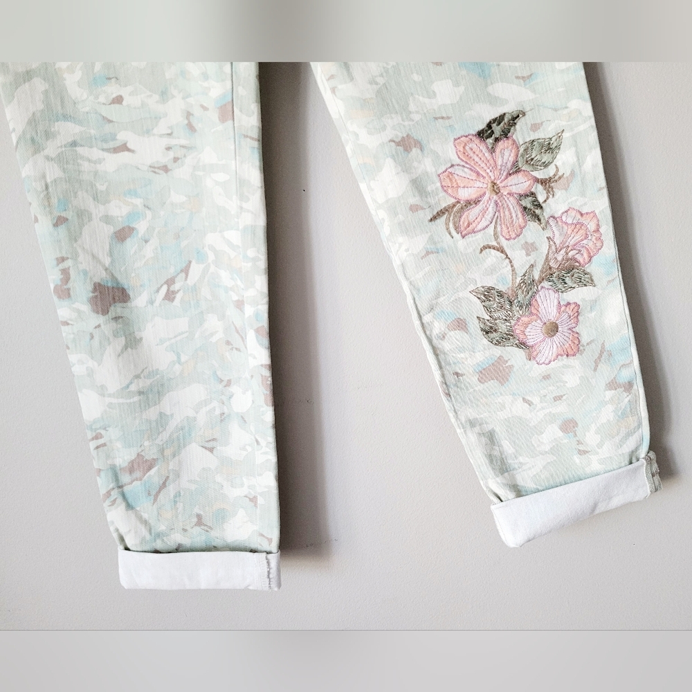 Gloria Vanderbilt Amanda Cotton Camo/Floral Pebblestone Embroidered Jeans 10/Med - Picture 8 of 13